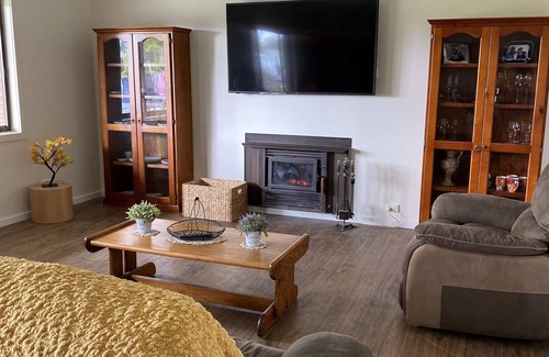 Pomona Cottage | Riverland Cottage Wentworth, self contained, 4 bedrooms, 10 mins from Wentworth