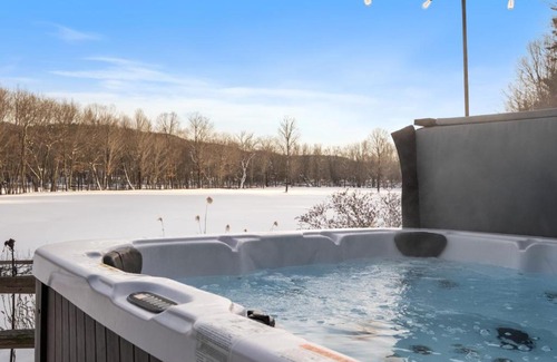 Campton Villa | RiverNest - 1700 feet of Private Frontage on the Pemi River - 25 Acres, Sleeps 16, Close to Golf, Skiing, Hiking