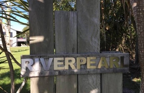 Iluka House | RIVERPEARL - Waterfront modern private house in Iluka. nViewsnGarages huge yard