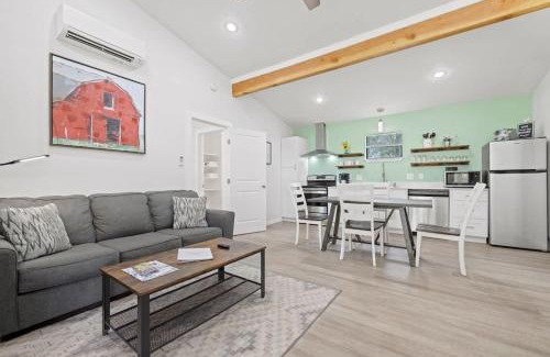Fredericksburg House | Rivers Edge Cottages with Hot Tub