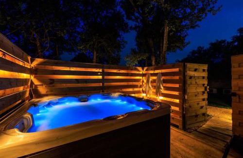 Fredericksburg House | Rivers Edge Cottages with Hot Tub