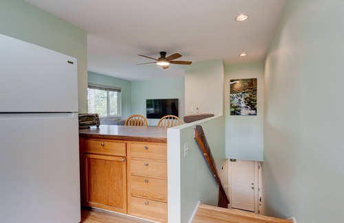 Battle Ground House | River’s Edge Spacious 2-Story Guest House by the River