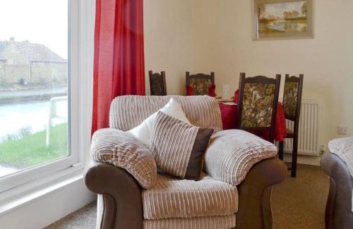 Downham Market House | Riverside 2-Bed Cottage Sleeps 3 with Parking
