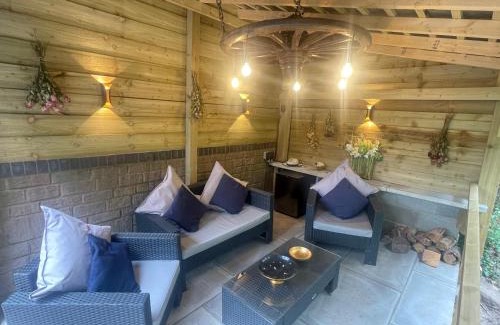Abergavenny Apartment | Riverside 2 Bedroom Townhouse with Car Charger