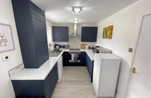 Abergavenny Apartment | Riverside 2 Bedroom Townhouse with Car Charger