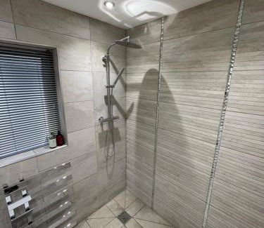 Abergavenny Apartment | Riverside 2 Bedroom Townhouse with Car Charger