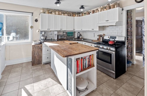 Shawnigan Lake House | ~♡RIVERSIDE Adventures./3+Den BR Cabin Offgrid. Pet &Family/Toddler Friendly.