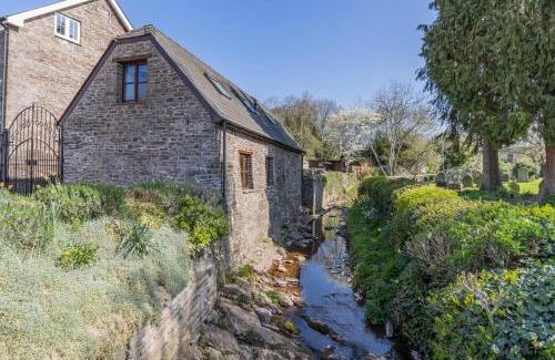 Llangorse House | Riverside Barn - LLangorse