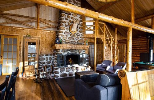 Saint-Raymond Ski Chalet | Riverside Cabin, Fishing, and Relaxation