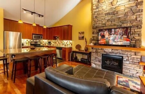 East Kootenay Ski Chalet | Riverside Chalet/Fireplace/Walk to Elk River
