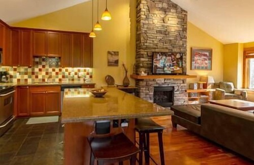 East Kootenay Ski Chalet | Riverside Chalet/Fireplace/Walk to Elk River
