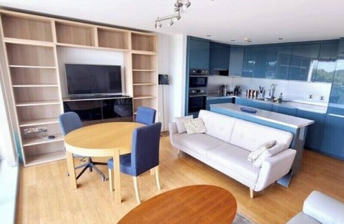Gascoigne Apartment | Riverside City Retreat: Elevate Your Urban Stay