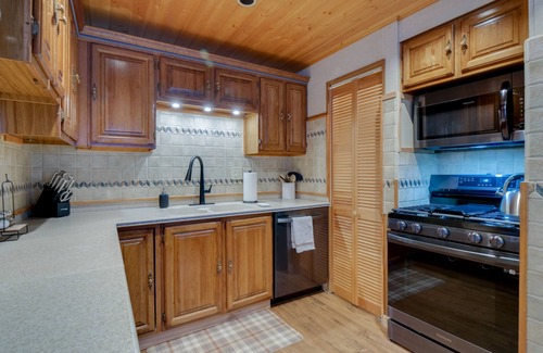 Dumont Cabin | Riverside Colorado Cabin w/Deck & Hot Tub
