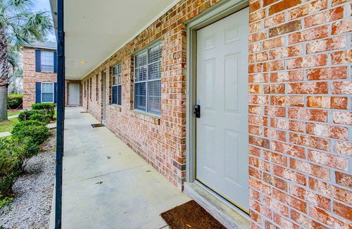 Hanahan Condo | Riverside condo with pool, kayak launch, dock, AC, & W/D - dog-friendly