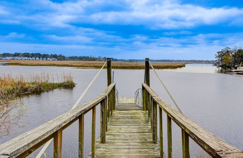 Hanahan Condo | Riverside condo with pool, kayak launch, dock, AC, & W/D - dog-friendly