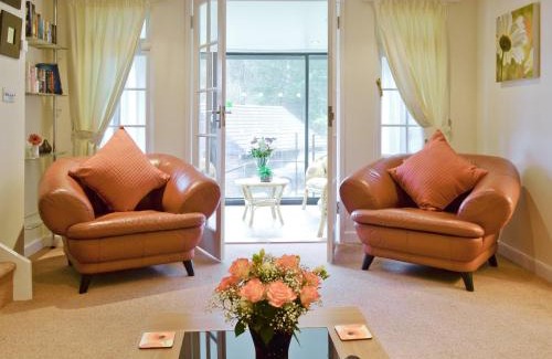 Liskeard House | Riverside Cottage - B6859