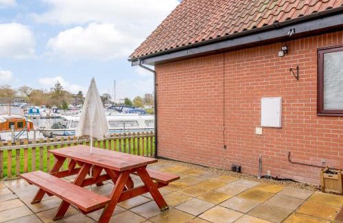 Loddon House | Riverside Cottage