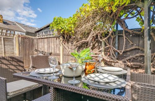 Hertford House | Riverside Cottage Retreat Hertford Town Sleeps 6