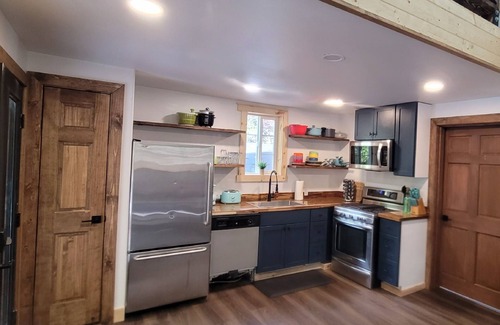 Glacier Cottage | Riverside Cottage Retreat sleeps 4 with hot tub, sauna and wifi