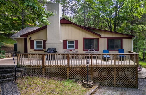 Lexington Cottage | Riverside Cottage with Canoe