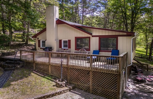 Lexington Cottage | Riverside Cottage with Canoe