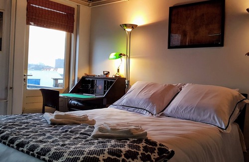 Leiden House | Riverside Guesthouse is a nautical themed accommodation in Leiden.
