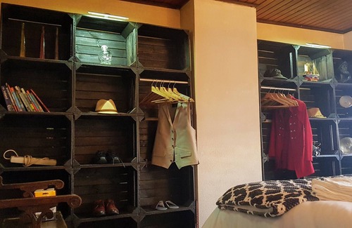 Leiden House | Riverside Guesthouse is a nautical themed accommodation in Leiden.