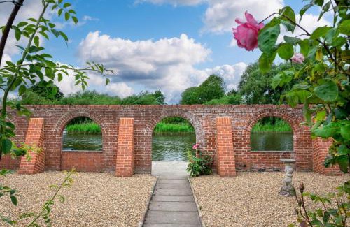 Beccles House | Riverside Lodge