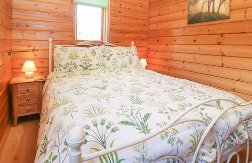 Corton Cottage | RIVERSIDE LODGE, pet friendly, luxury holiday cottage in Gillingham
