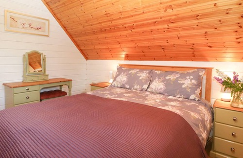 Corton Cottage | RIVERSIDE LODGE, pet friendly, luxury holiday cottage in Gillingham