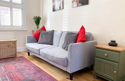 York Cabin | Riverside Lodge - Quaint Victorian Home By The River