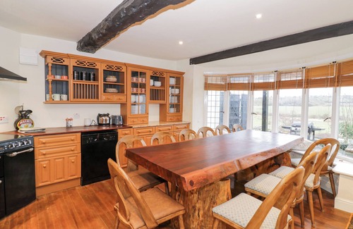 Offenham Cottage | RIVERSIDE MANOR, pet friendly, character holiday cottage in Evesham