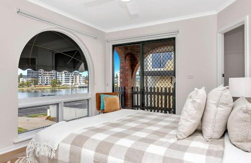 Glenelg North House | 'Riverside Refuge' A Contemporary Gem near the Beach
