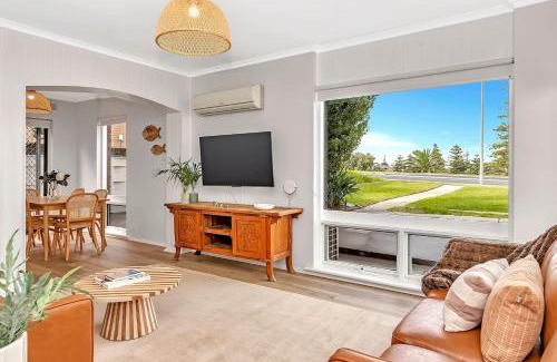 Glenelg North House | 'Riverside Refuge' A Contemporary Gem near the Beach