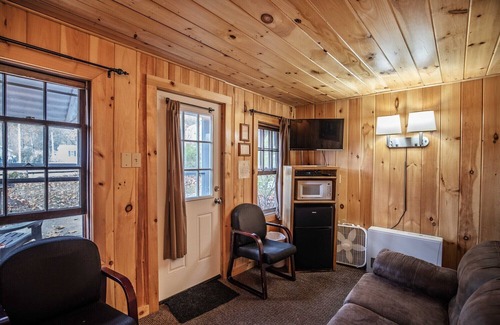 Lincoln Cabin | RIVERSIDE RELAXATION: The Moose Antler at the PEMICABINS