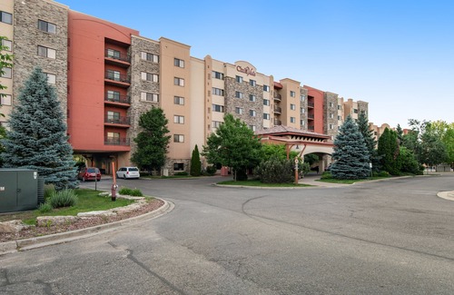 Wisconsin Dells Condo | Riverside resort condo with full kitchen, on-site golf & waterpark add-ons