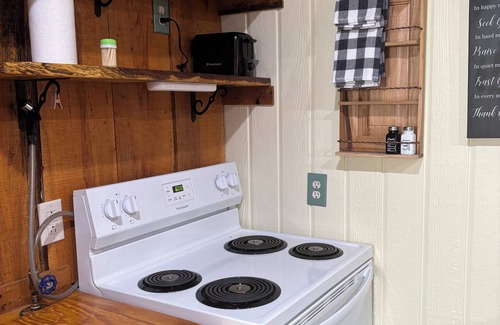 Albany House | Riverside Rest - 27 miles from Durant - King Bed- horse lot on property