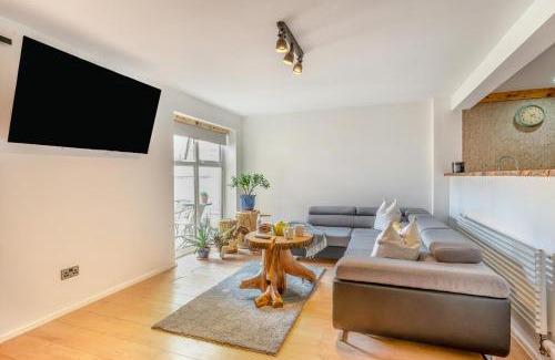 Riverside Apartment | Riverside Retreat - Cardiff