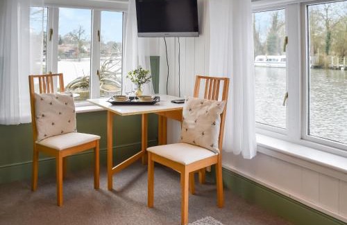 Beccles House | Riverside Retreat