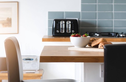 Westleigh Apartment | Riverside Retreat - Luxury Cottages