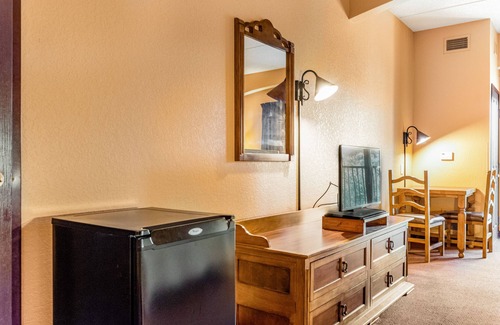 Wisconsin Dells Condo | Riverside studio with private balcony, on-site golf and balcony