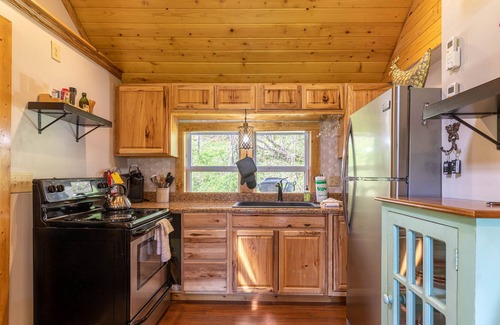 Piney Creek House | Riversong Cottage - Stay & Play On the New River! Updated Cottage with Hot Tub!