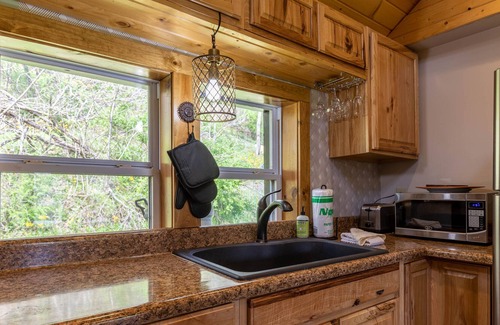 Piney Creek House | Riversong Cottage - Stay & Play On the New River! Updated Cottage with Hot Tub!