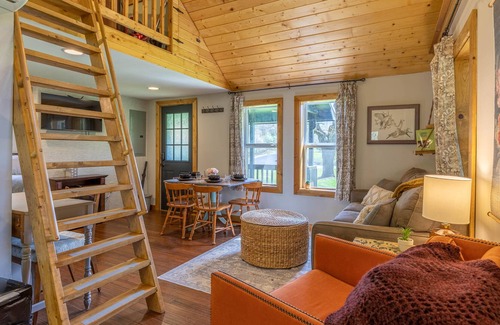 Piney Creek House | Riversong Cottage - Stay & Play On the New River! Updated Cottage with Hot Tub!