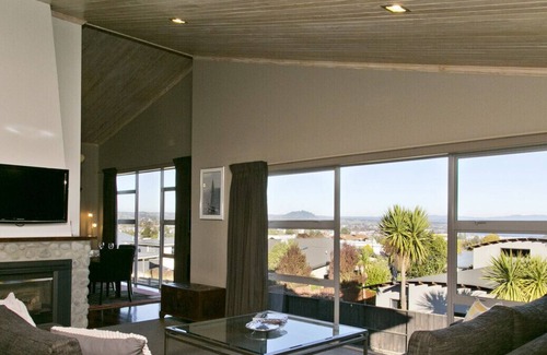 Rangatira Park Cottage | Riverstone Holiday Home - Taupo Holiday Home