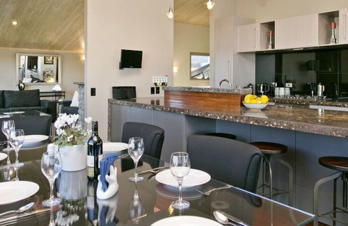 Rangatira Park Cottage | Riverstone Holiday Home - Taupo Holiday Home