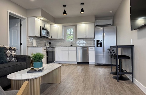 Newburgh Apartment | RiverStone Retreat E