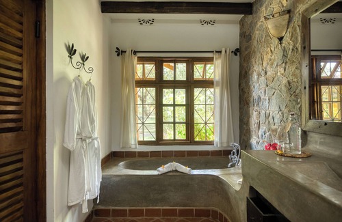 Arusha Cabin | Rivertrees Country Inn