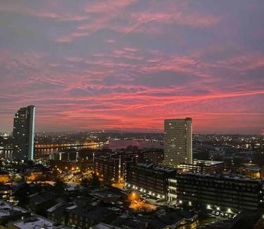Evelyn Apartment | Riverview Amazing 2Bed 2Bath Apt wParking Sleeps 6 Comfortably