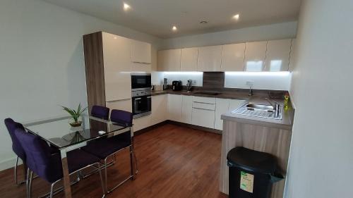 Evelyn Apartment | Riverview Amazing 2Bed 2Bath Apt wParking Sleeps 6 Comfortably